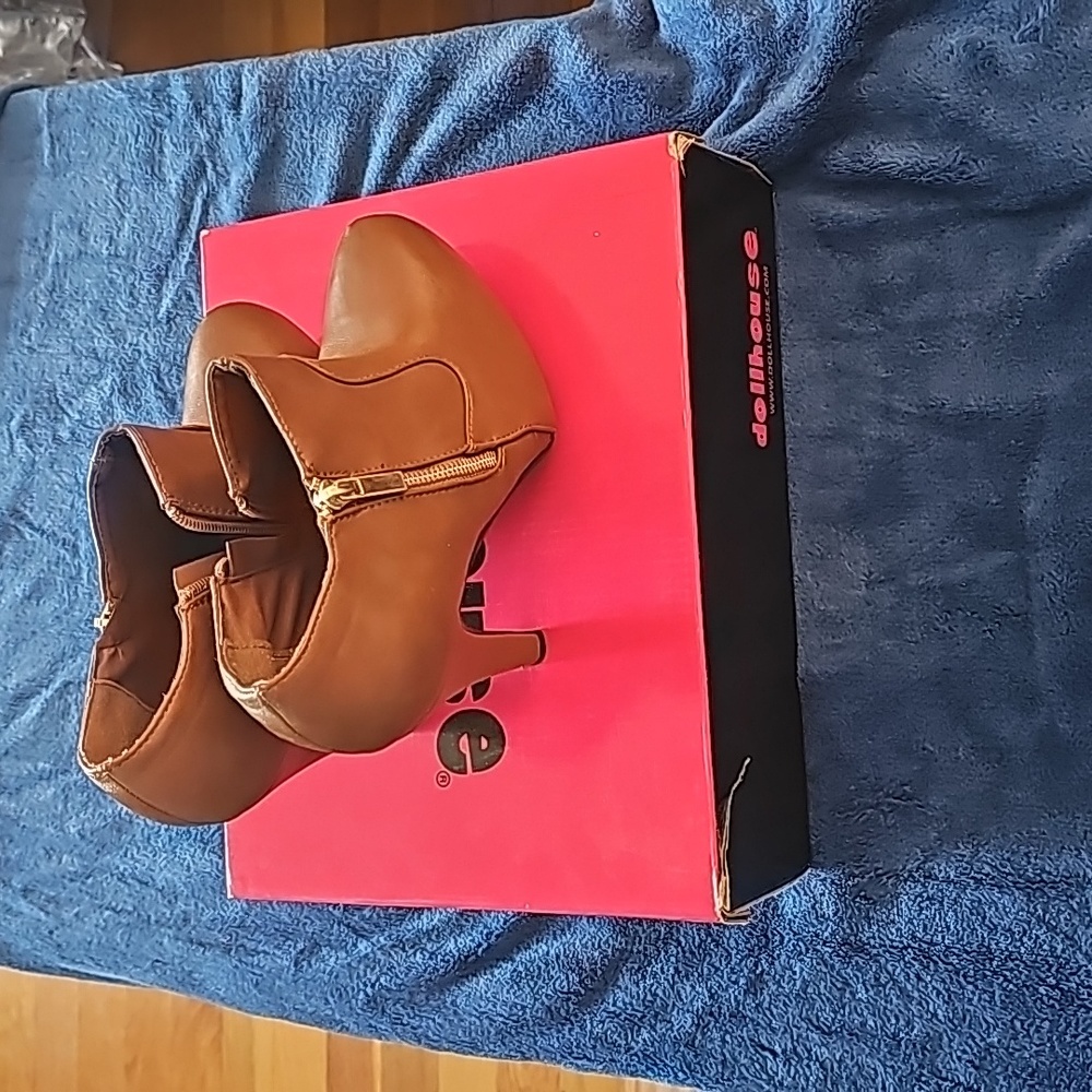 EUC Dollhouse ankle boots size 7